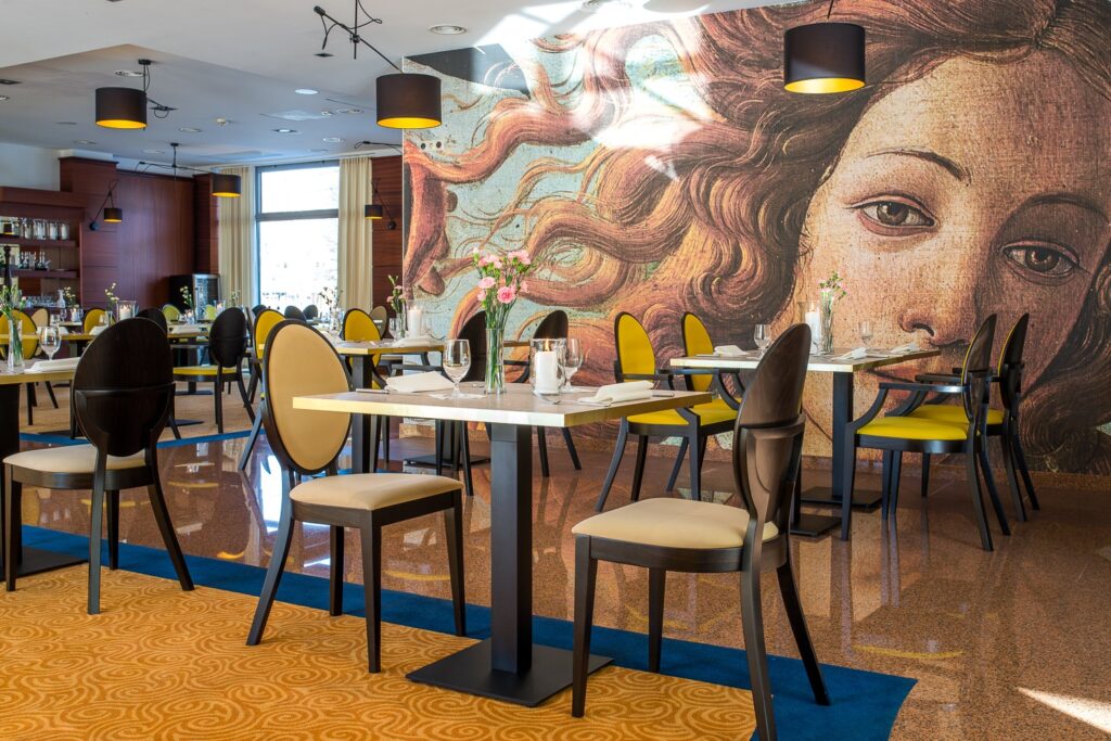 Wnętrze Restauracji Artemida w Ustroniu –sala z eleganckimi stolikami
