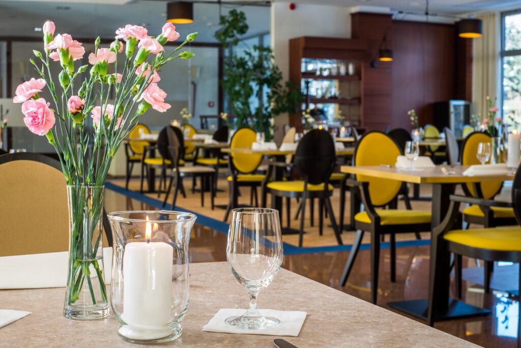 Stół w Restauracji Artemida w Ustroniu – kwiaty i eleganckie szkło