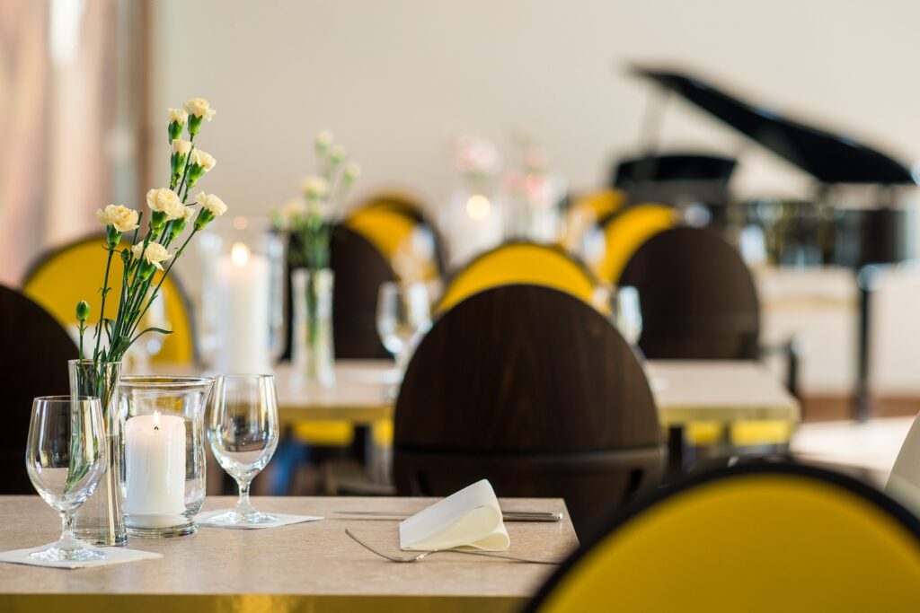 Zbliżenie na nakryty stolik w Restauracji Artemida w Ustroniu – elegancka aranżacja
