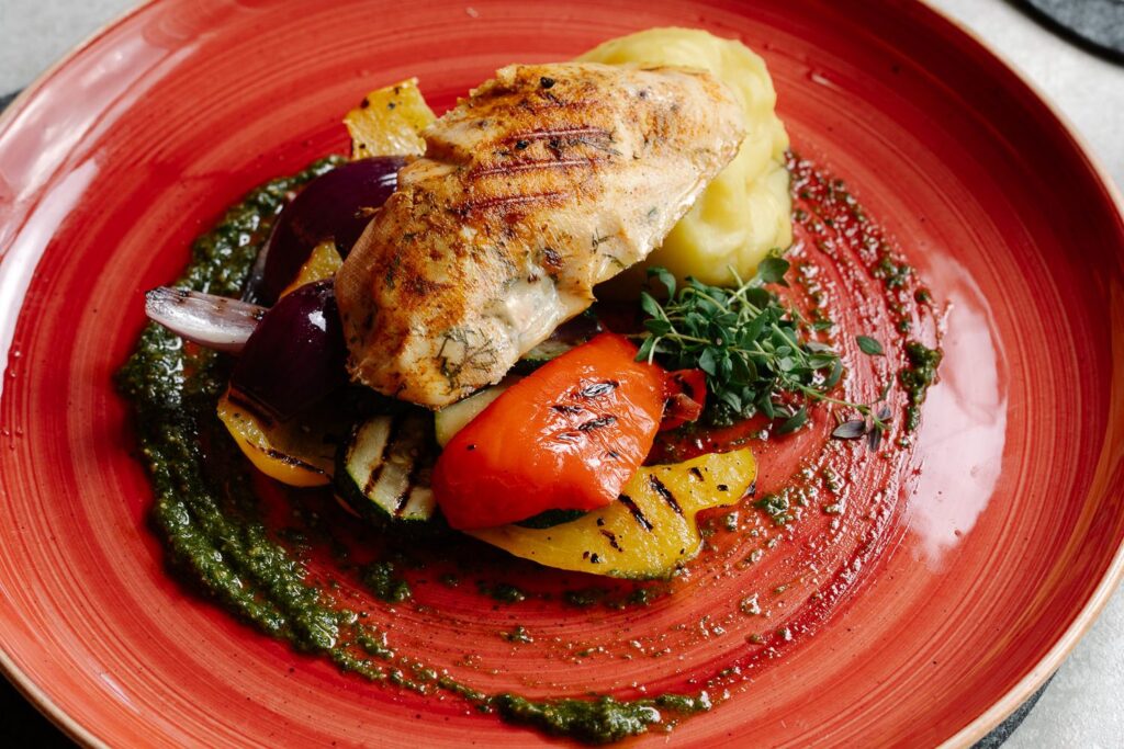 Grillowana pierś z kurczaka z dodatkami – danie główne w Restauracji Artemida w Ustroniu