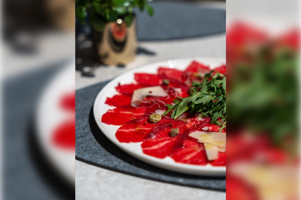 Carpaccio z polędwicy wołowej z rukolą i parmezanem – przystawka w Restauracji Artemida Ustroń