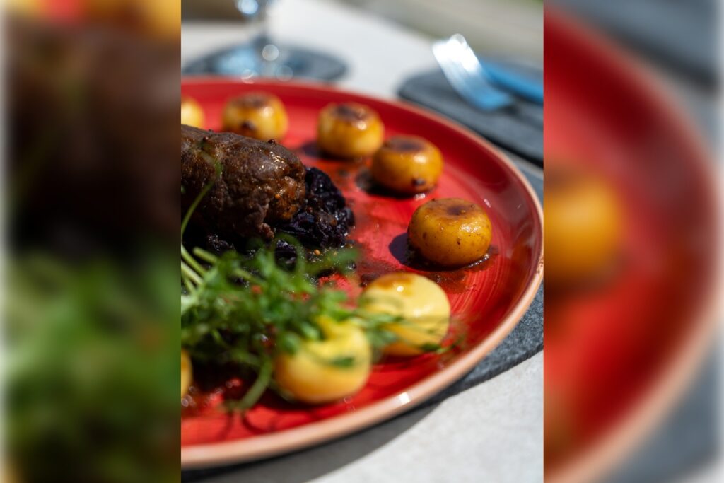 Rolada wołowa z sosem i dodatkami – tradycyjne danie kuchni polskiej w Restauracji Artemida Ustroń