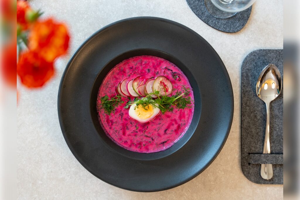 Zupa botwinka z jajkiem widziana z góry – tradycyjne danie sezonowe w Restauracji Artemida Ustroń