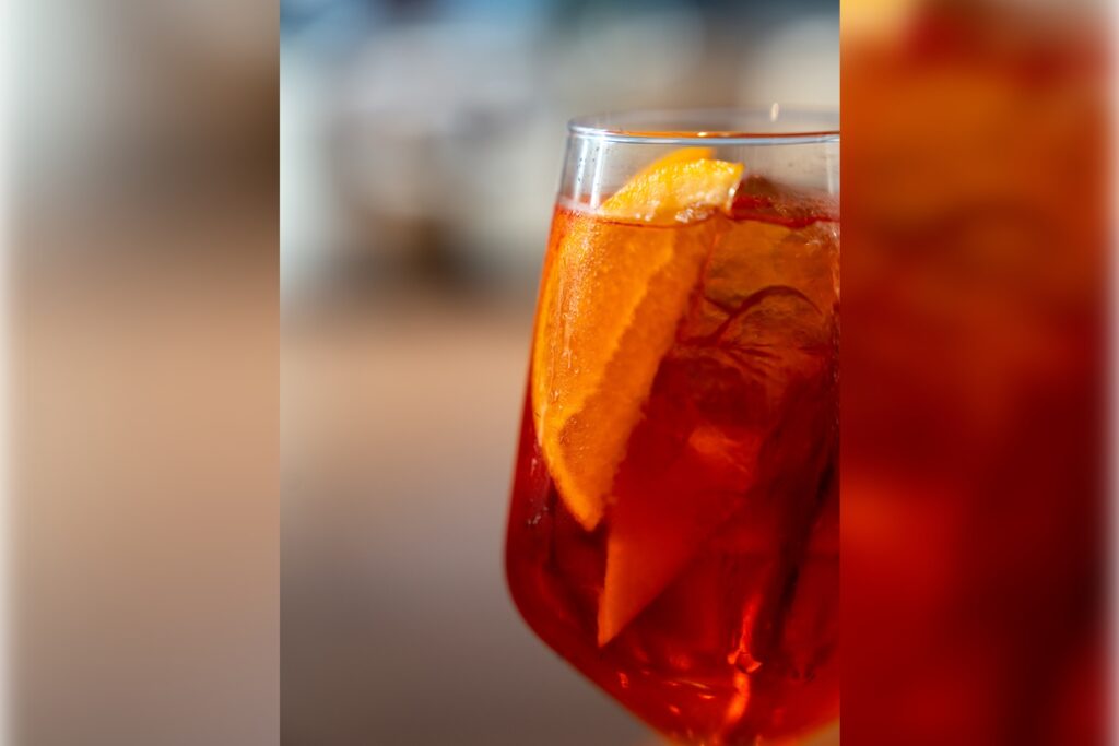 Zbliżenie na Aperol Spritz – koktajl z lodem i plasterkiem pomarańczy w Restauracji Artemida Ustroń