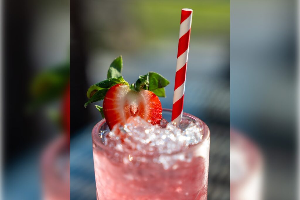 Lemoniada truskawkowa z lodem i miętą – orzeźwiający napój bezalkoholowy w Restauracji Artemida Ustroń