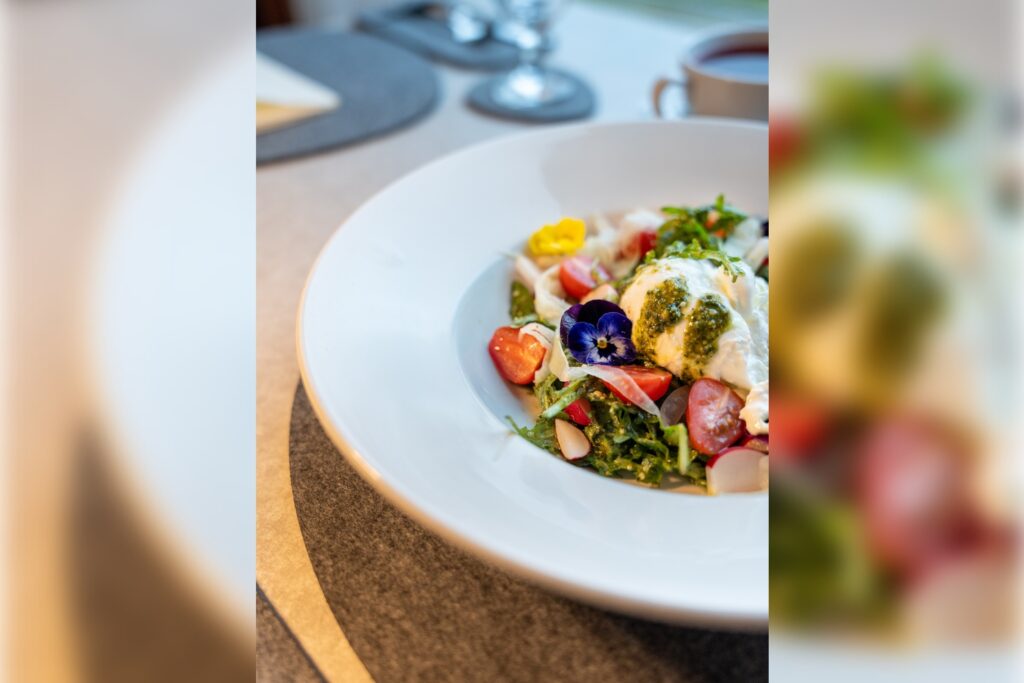 Sałatka wiosenna z warzywami sezonowymi – lekka propozycja z menu Restauracji Artemida w Ustroniu