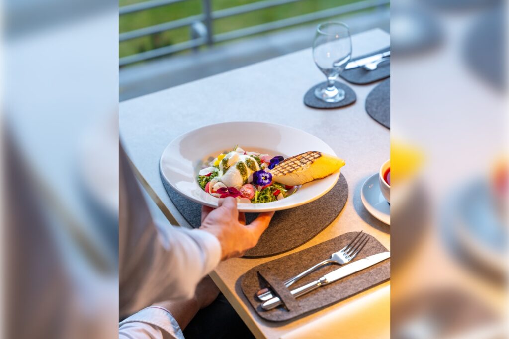 Sałatka wiosenna na talerzu – kolorowe danie z warzywami sezonowymi w Restauracji Artemida Ustroń