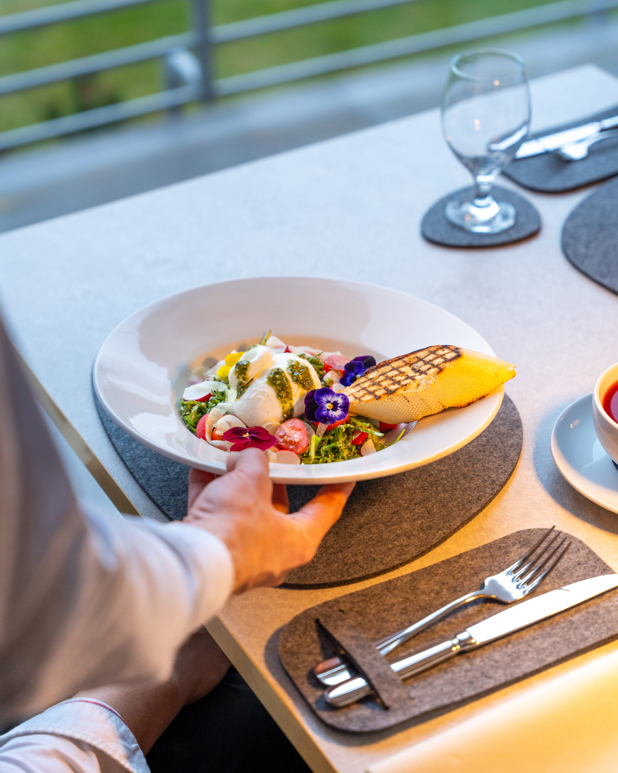 Sałatka wiosenna na talerzu – kolorowe danie z warzywami sezonowymi w Restauracji Artemida Ustroń