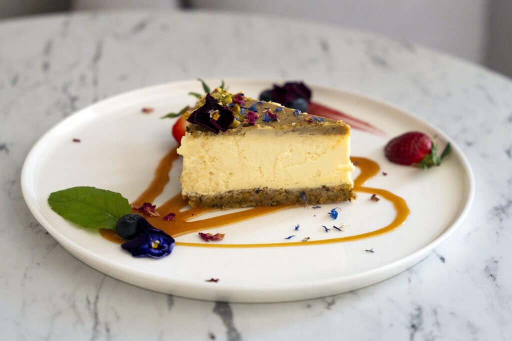 Sernik z pistacjami – elegancki deser z Restauracji Artemida w Ustroniu