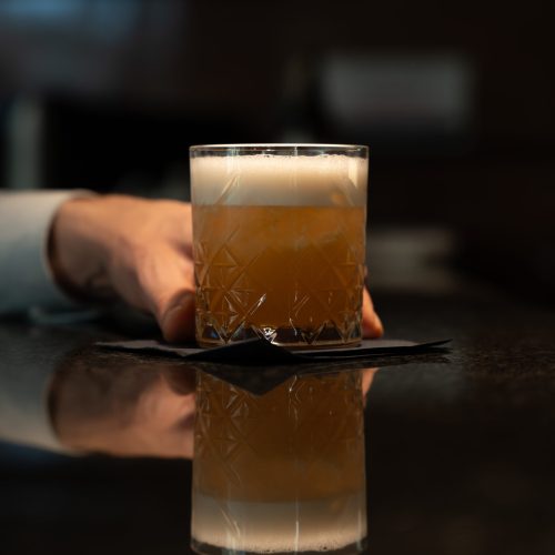Whisky Sour – elegancki koktajl z whisky w Restauracji Artemida Whisky Sour – klasyczny koktajl na bazie whisky, serwowany w Restauracji Artemida Ustroń