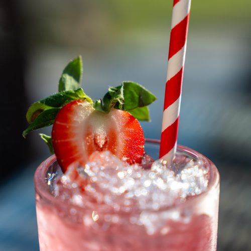 Lemoniada truskawkowa – letni napój w Restauracji Artemida Ustroń Lemoniada truskawkowa z lodem i miętą – orzeźwiający napój bezalkoholowy w Restauracji Artemida Ustroń